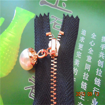 拉链厂家供应 高档时装拉链、玫瑰金拉链与珍珠链拉头详解